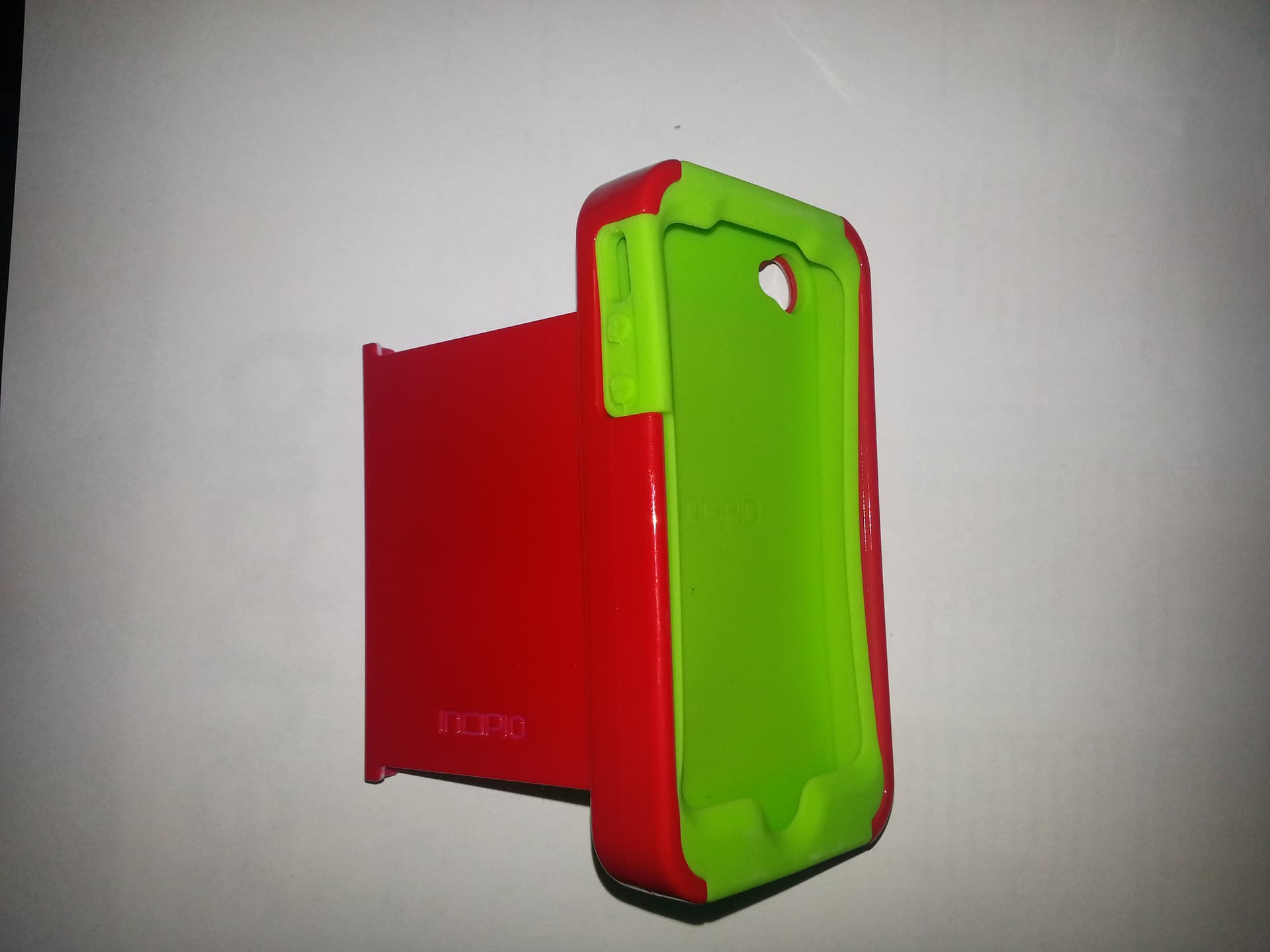Incipio Cover in Alluminio e Gomma per iPhone 4/4S Rossa e Verde